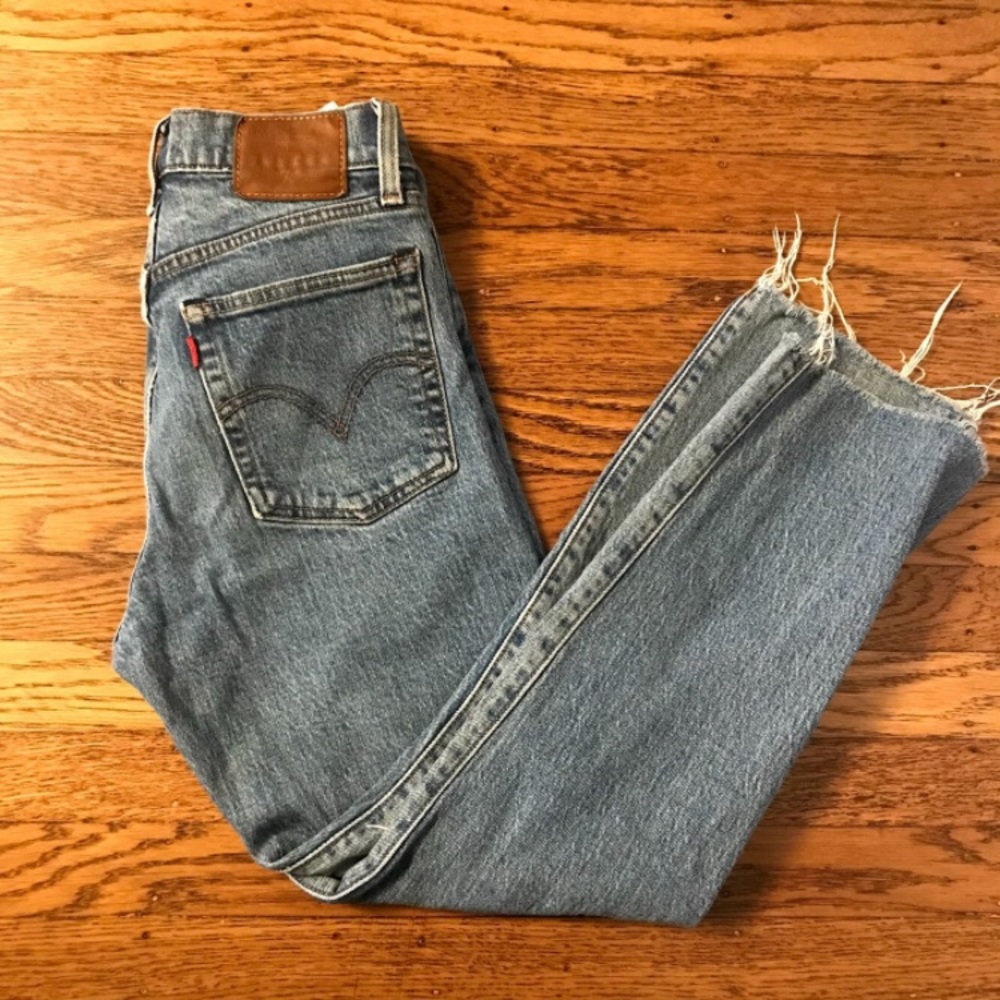 Super cute used pair of wedgie Levi’s!